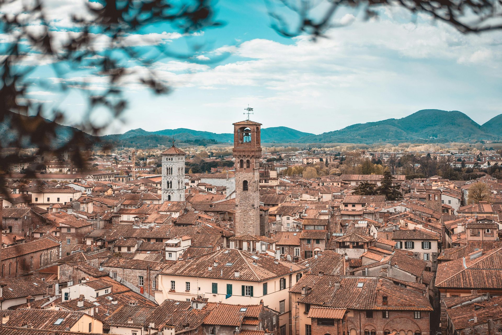 Lucca e Garfagnana: Mercato Immobiliare tra Mura e Montagne (2026)