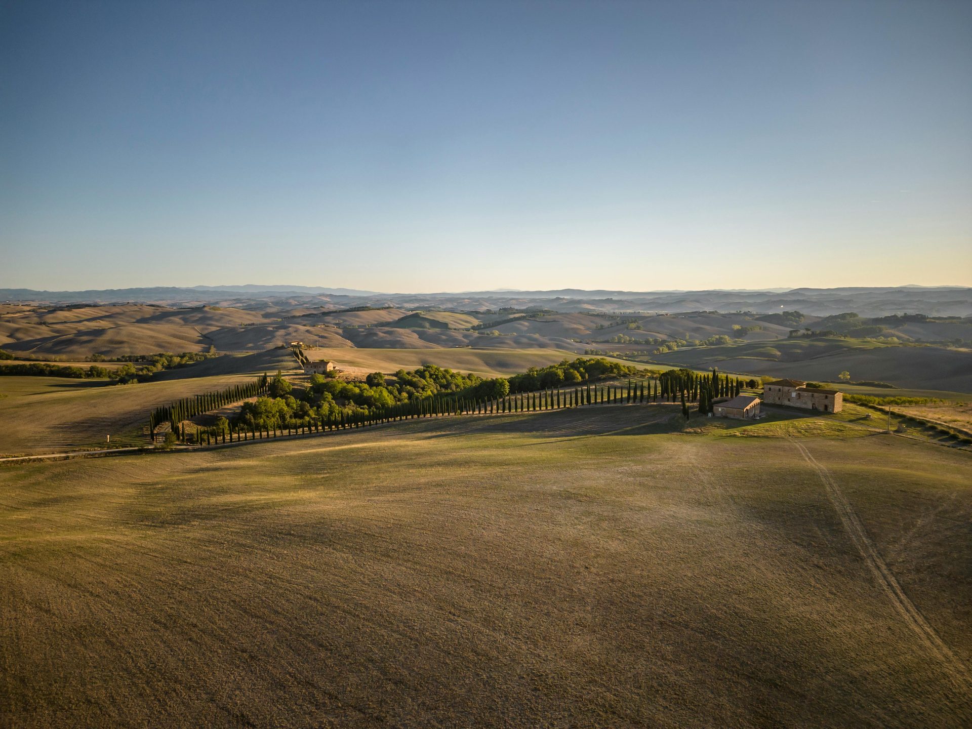 San Gimignano e Volterra: Mercato Immobiliare tra Torri e Patrimonio Etrusco (2026)