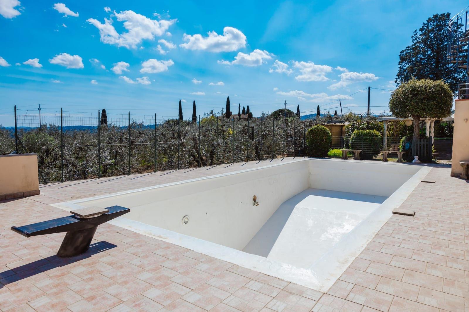 Villa Toscana con Oliveto, Piscina e Vista Panoramica — 2 di 5