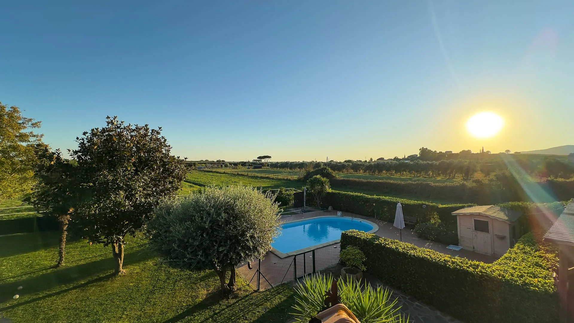 Garten und Pool — Panoramablick von der Terrasse