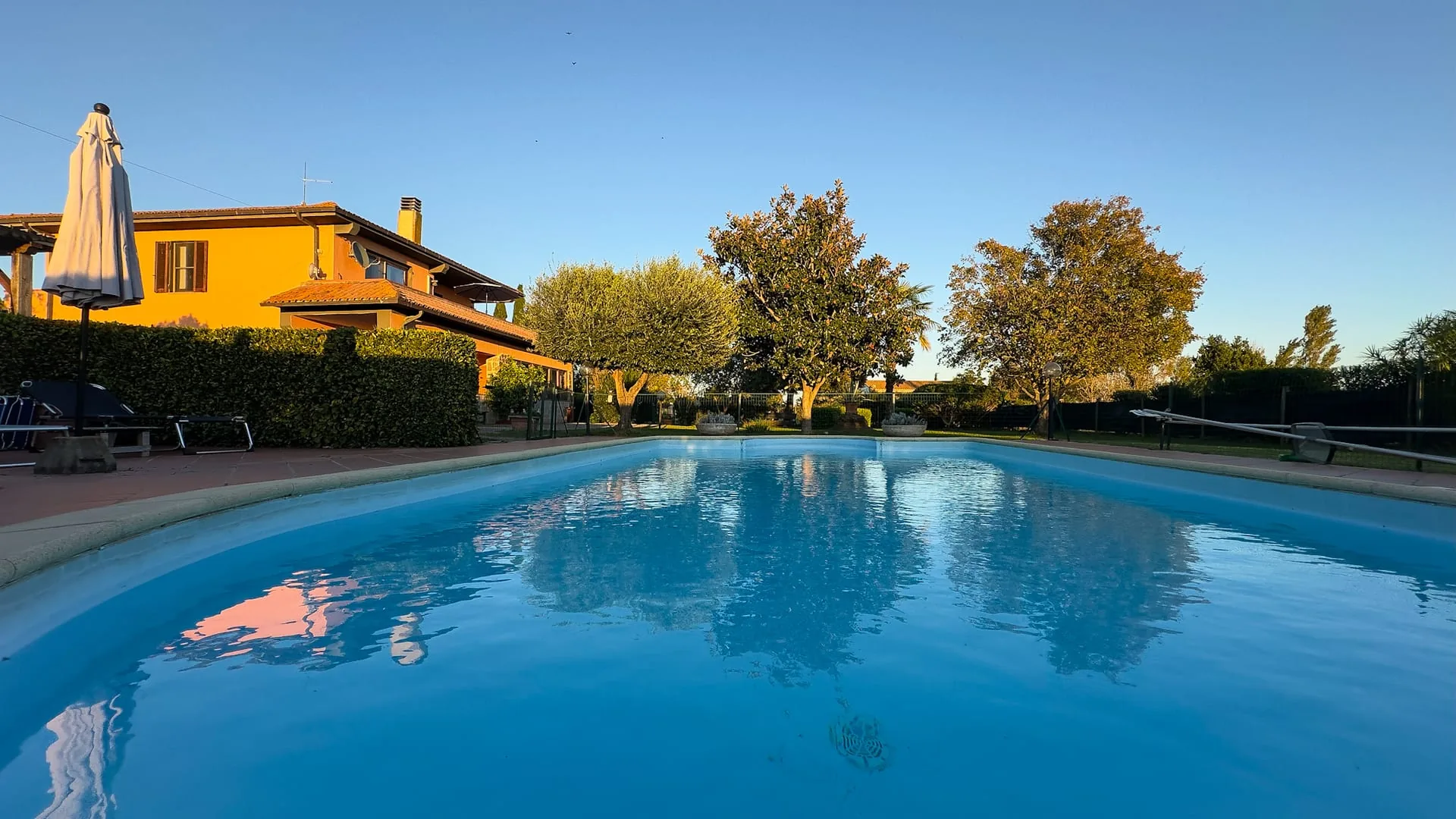 Pool mit Blick auf das Haus