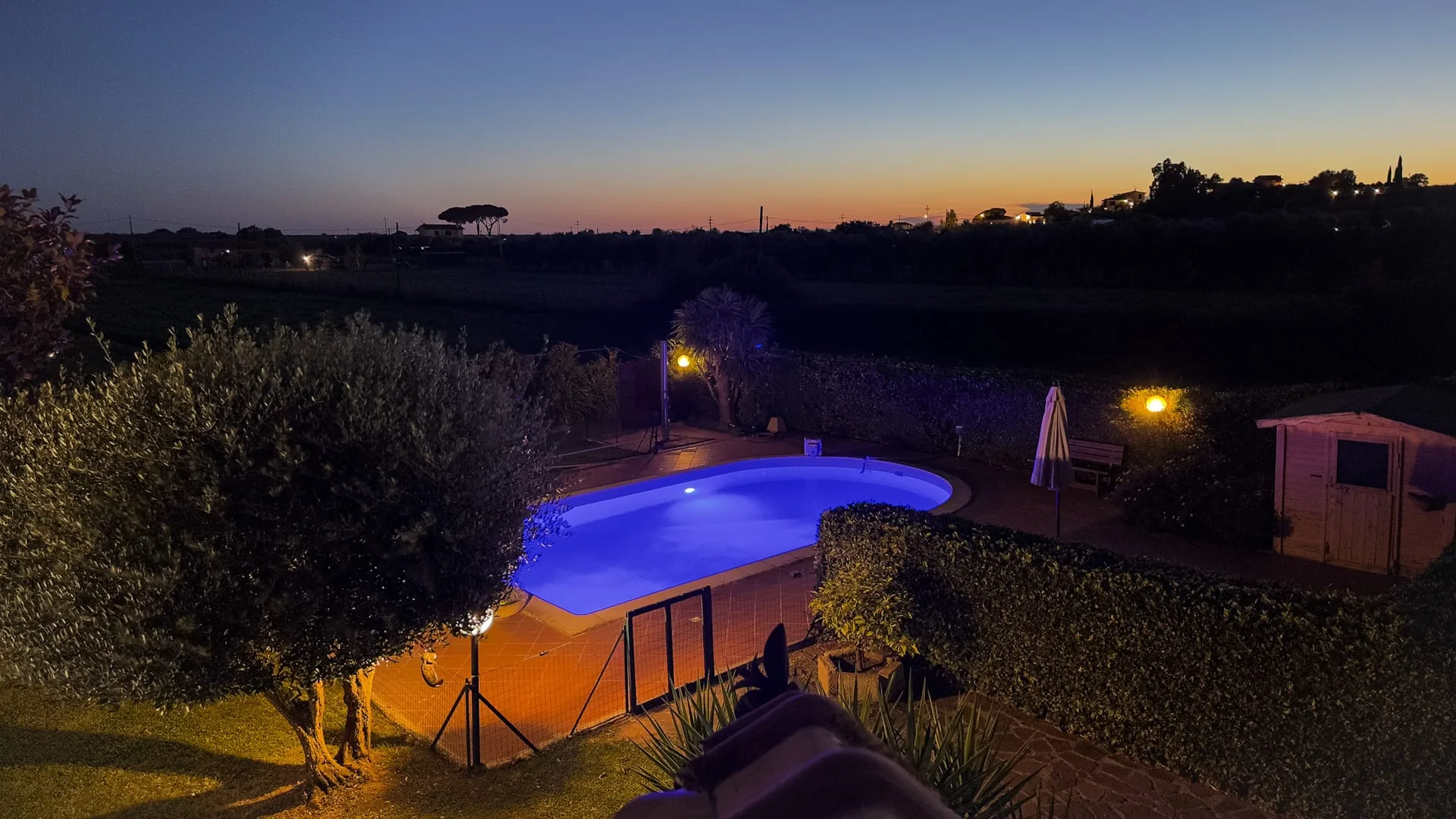 Pool mit Nachtbeleuchtung