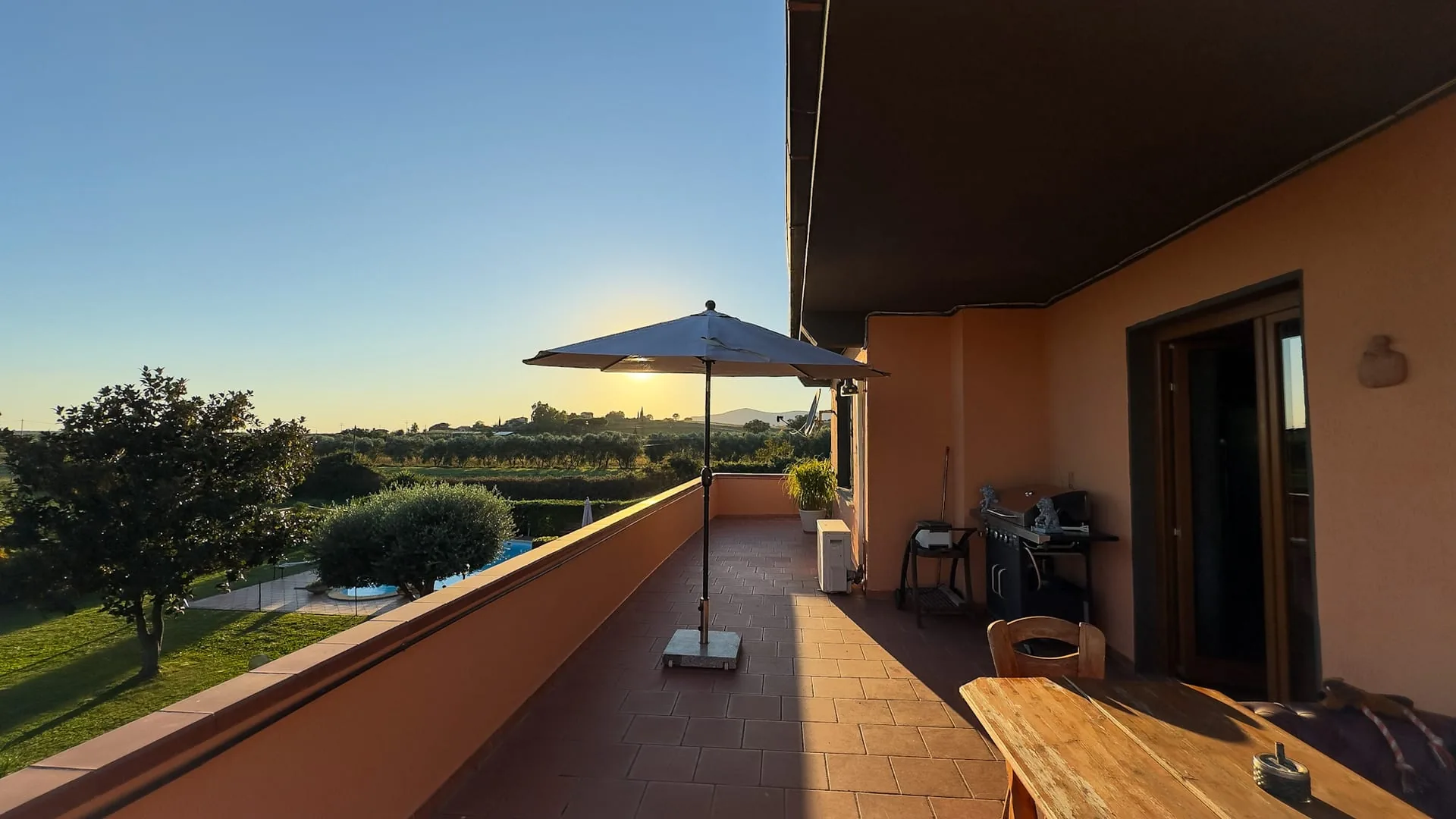Terrasse mit Pool bei Sonnenuntergang