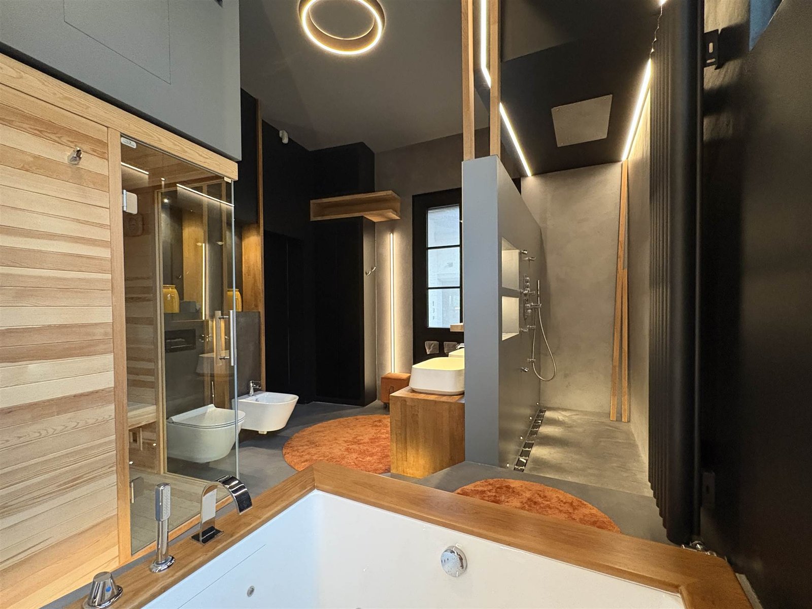 Badezimmer mit Whirlpool und Regendusche — Palazzina Florenz