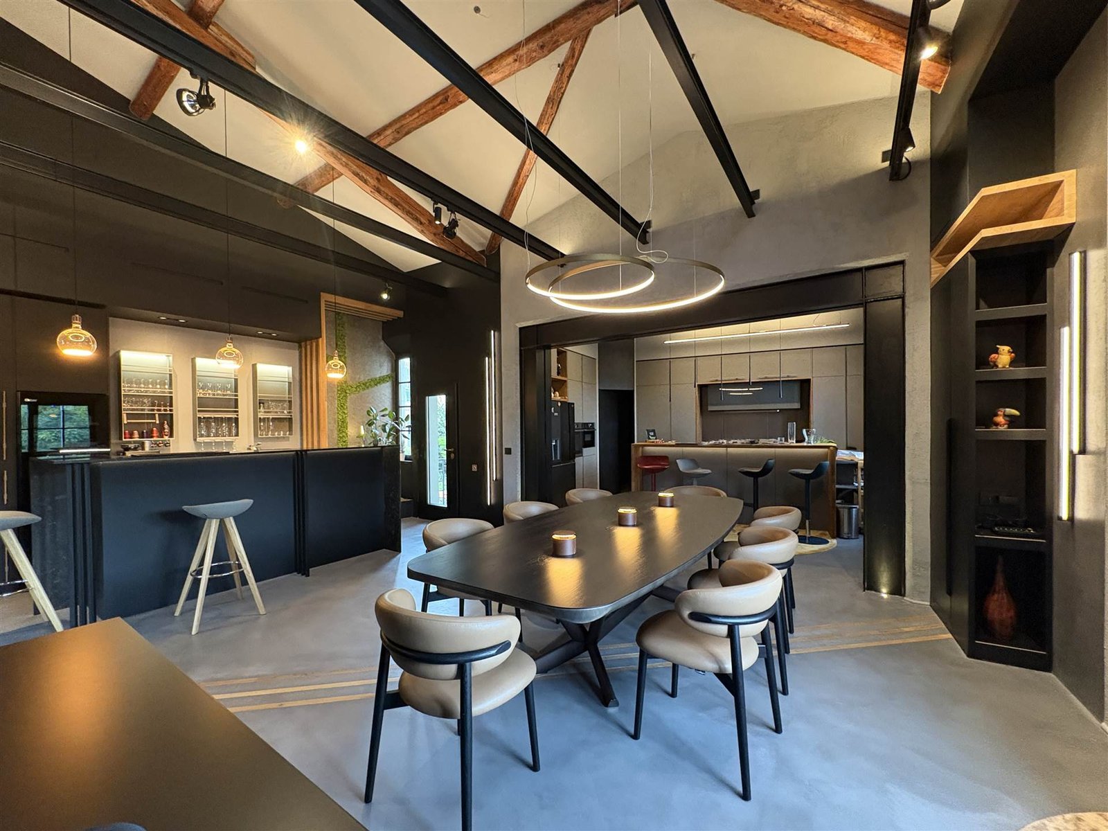 Essbereich mit Profiküche und Bar — Palazzina Florenz