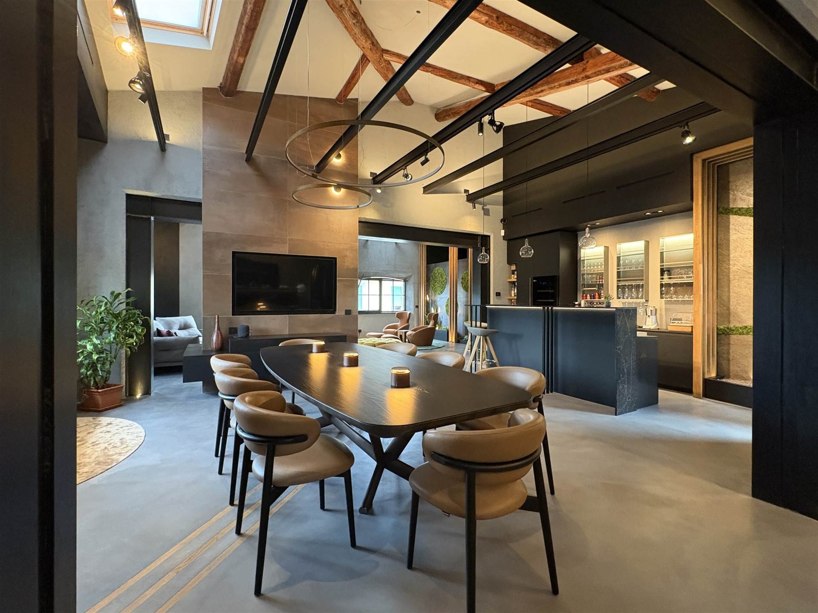 Esszimmer mit Designküche und Barhocker — Palazzina Florenz