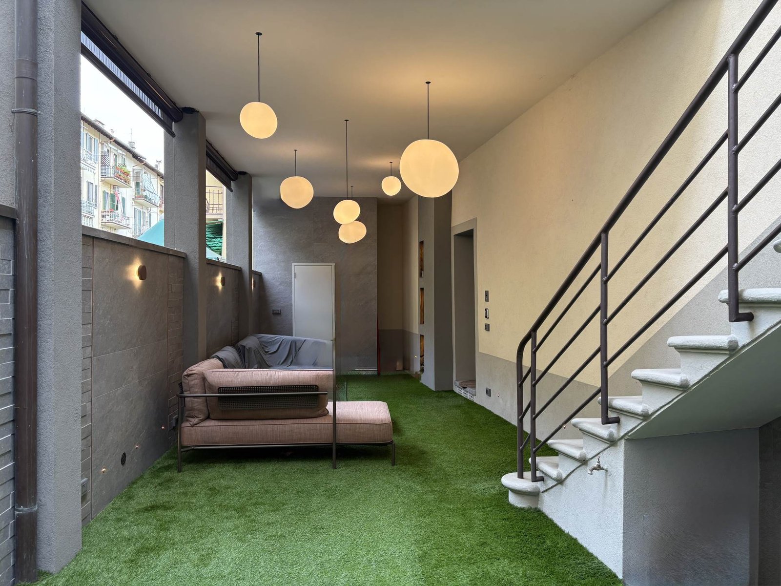 Privater Innenhof mit Treppe und Designleuchten — Palazzina Florenz