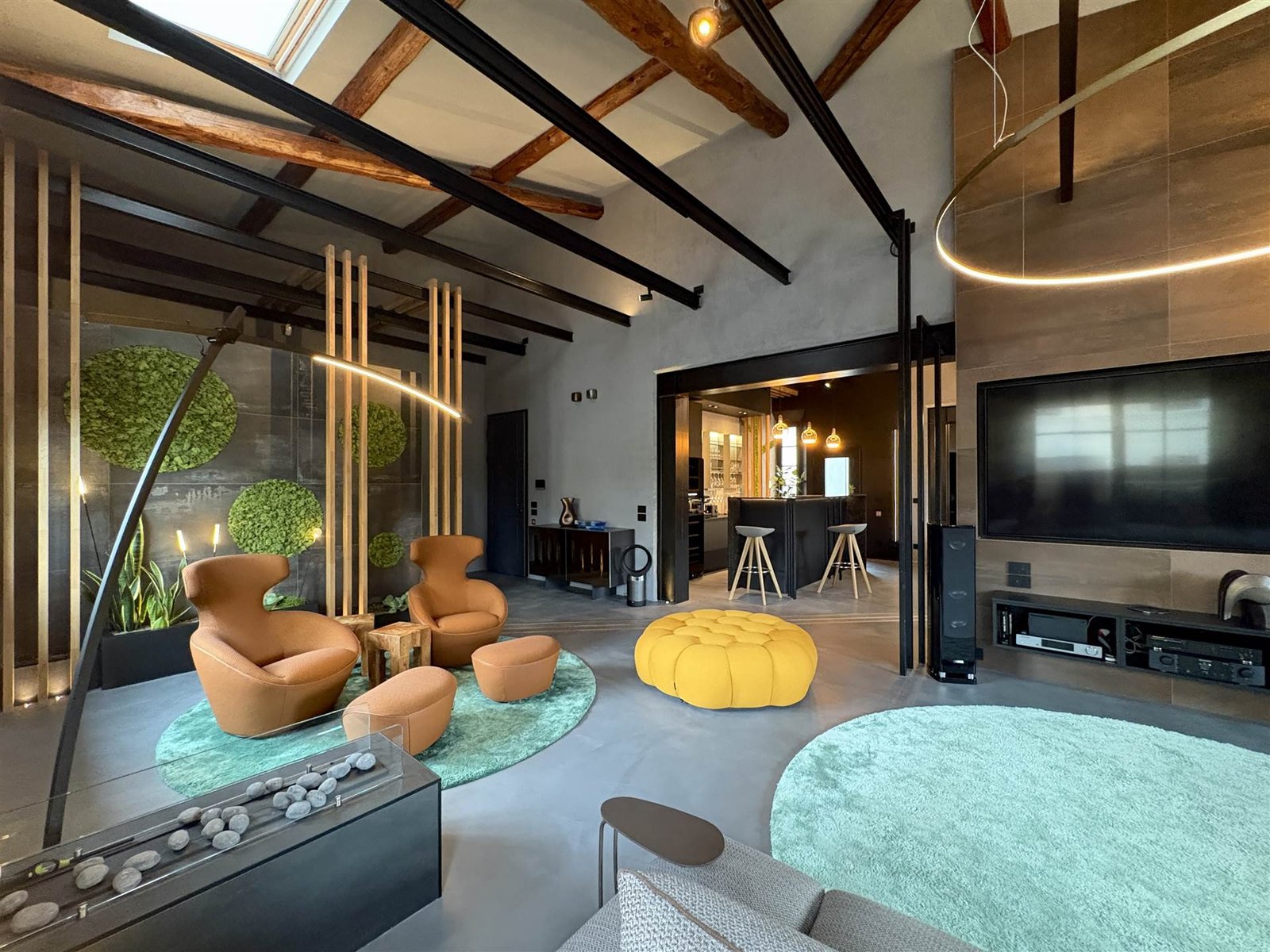 Lounge mit Kamin und Designersesseln — Palazzina Florenz