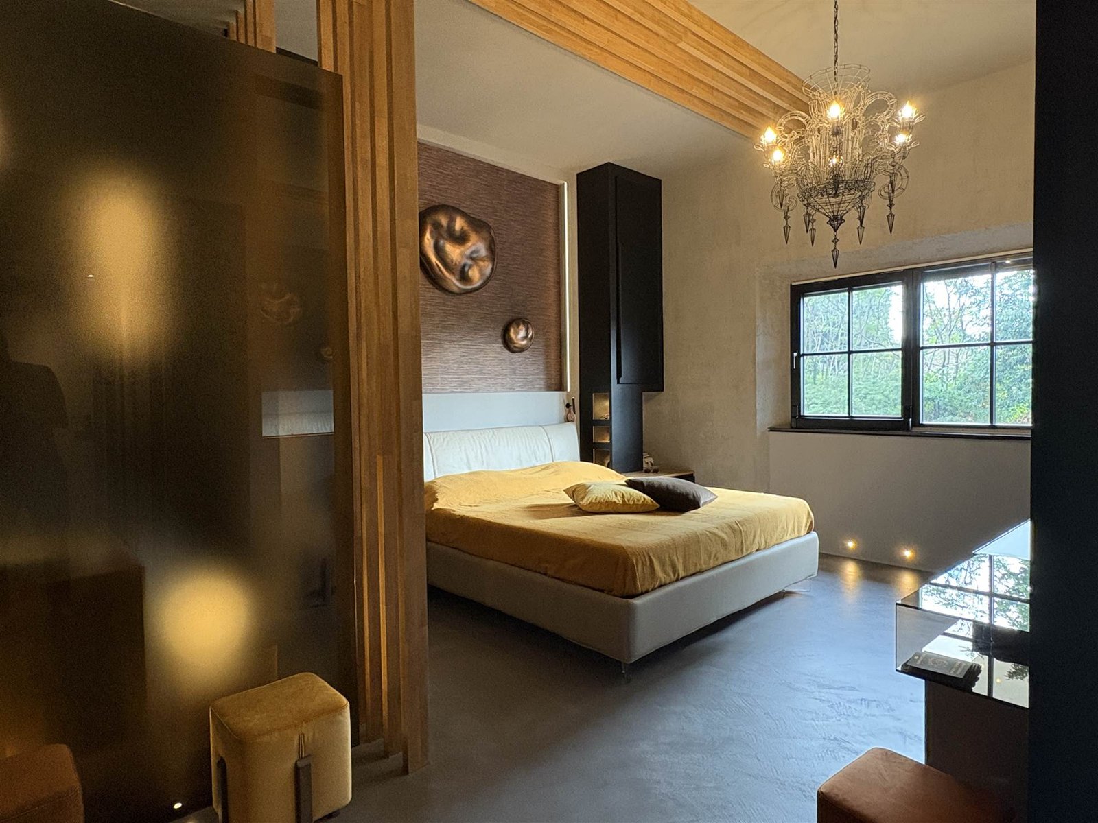 Master-Schlafzimmer mit Kronleuchter und Holzlatten — Palazzina Florenz