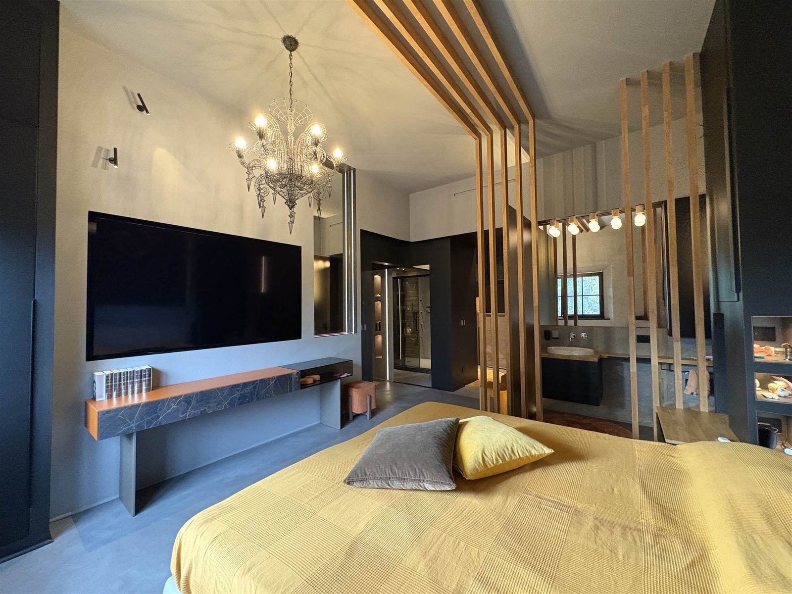 Master Suite mit TV und Bad en suite — Palazzina Florenz