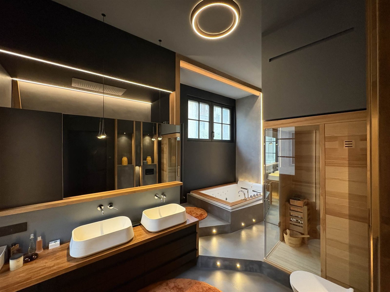 Wellnessbereich mit Sauna und Whirlpool — Palazzina Florenz