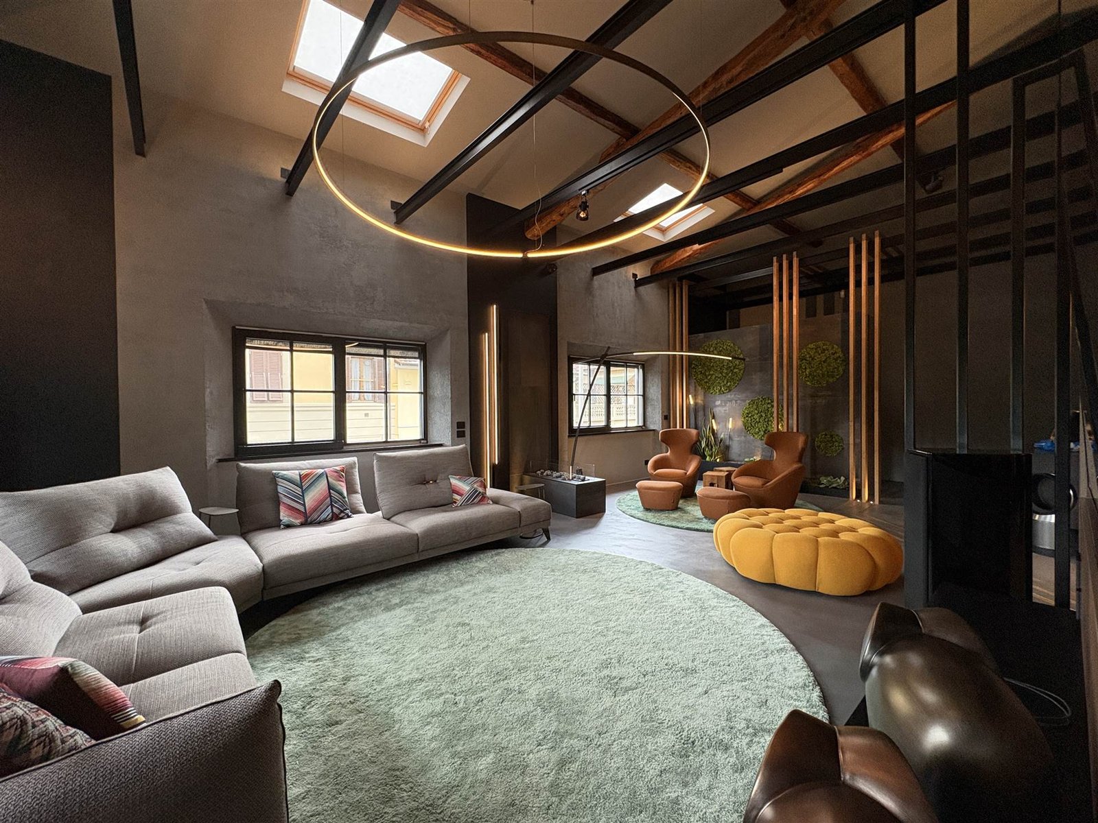 Wohnzimmer mit Oberlichtern und freiliegenden Holzbalken — Palazzina Florenz