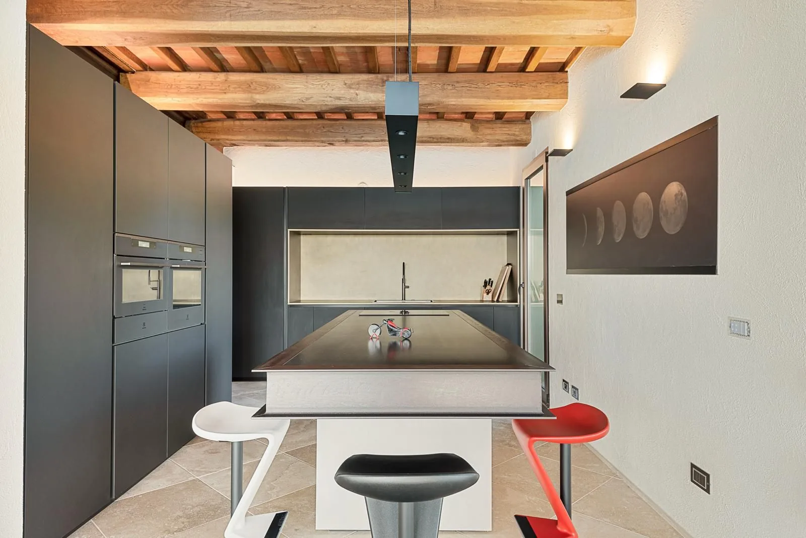 Designküche mit Kochinsel und Sichtbalken