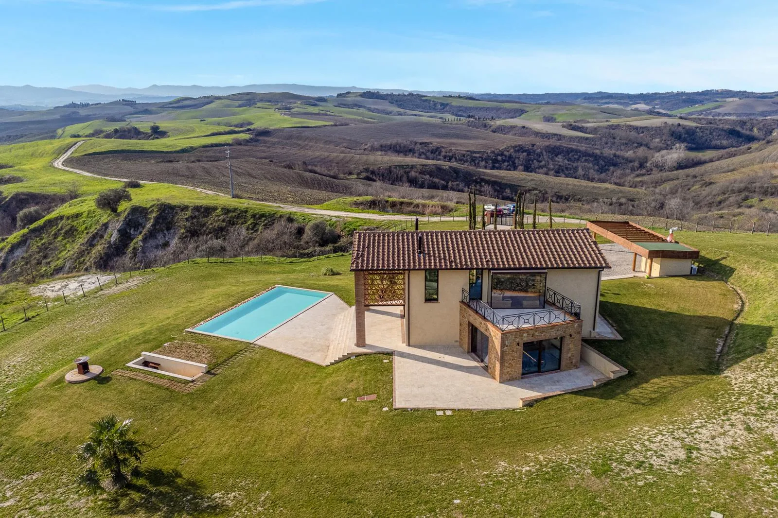 Luftaufnahme Designer Villa Montaione mit toskanischen Hügeln