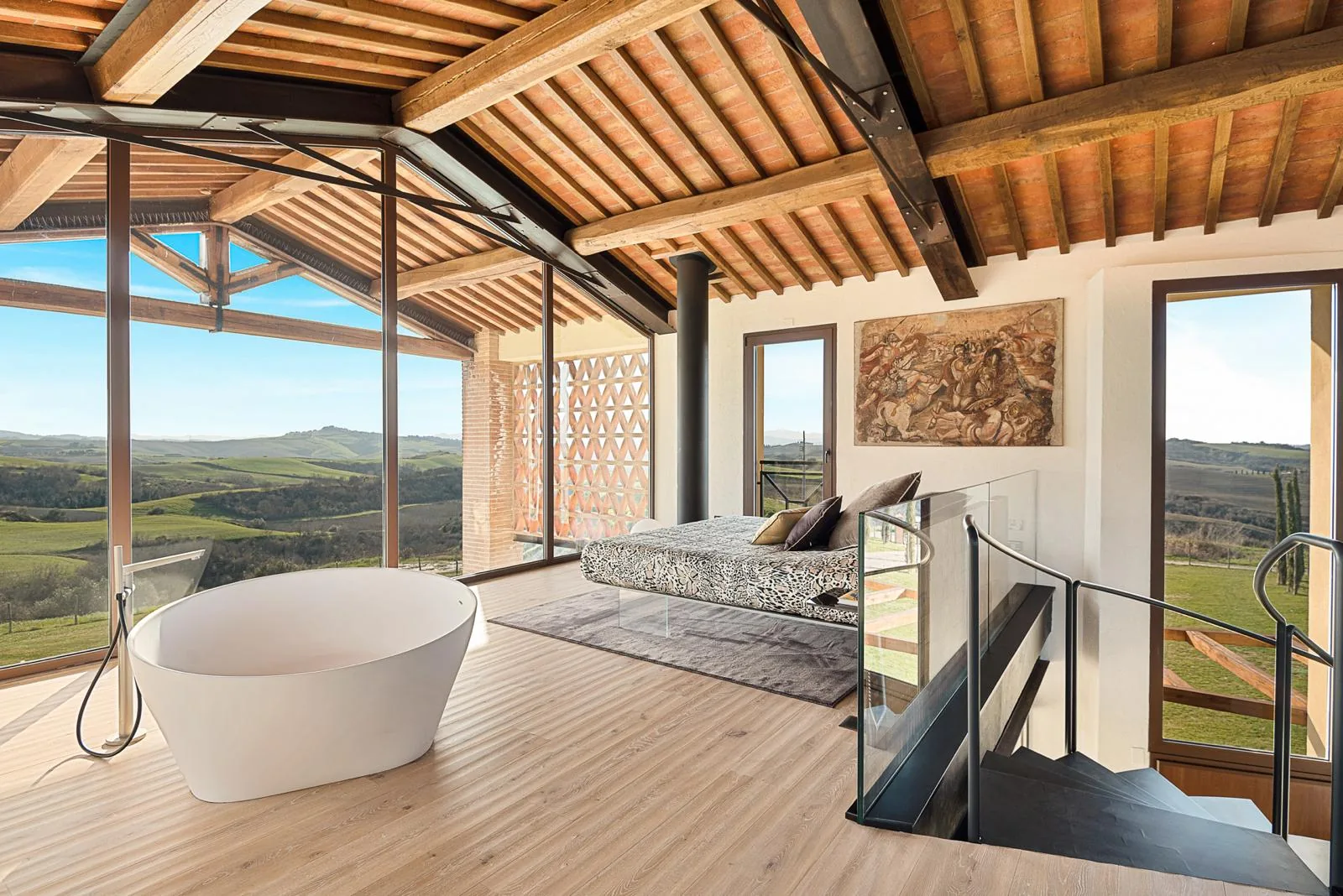 Master Suite mit freistehender Designer-Badewanne und Panoramablick