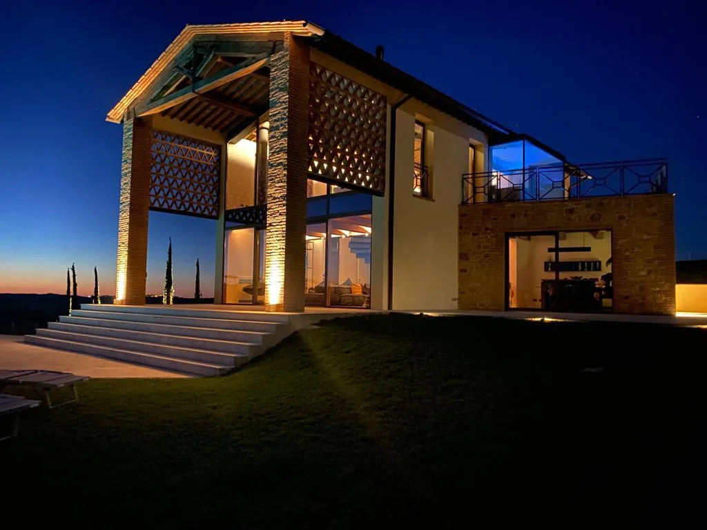 Designer Villa Montaione bei Nacht beleuchtet