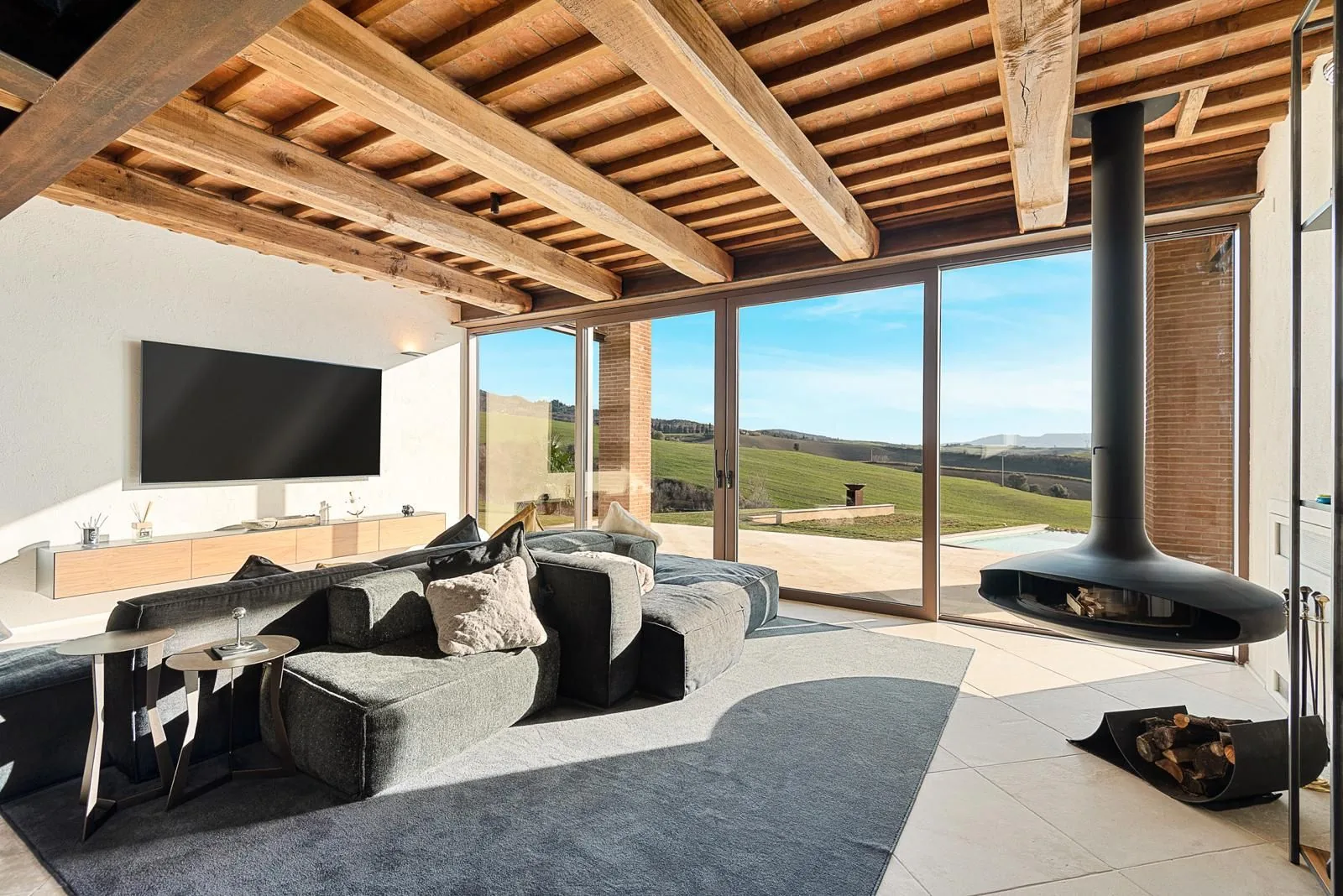 Wohnbereich mit schwebendem Kamin und Panoramablick