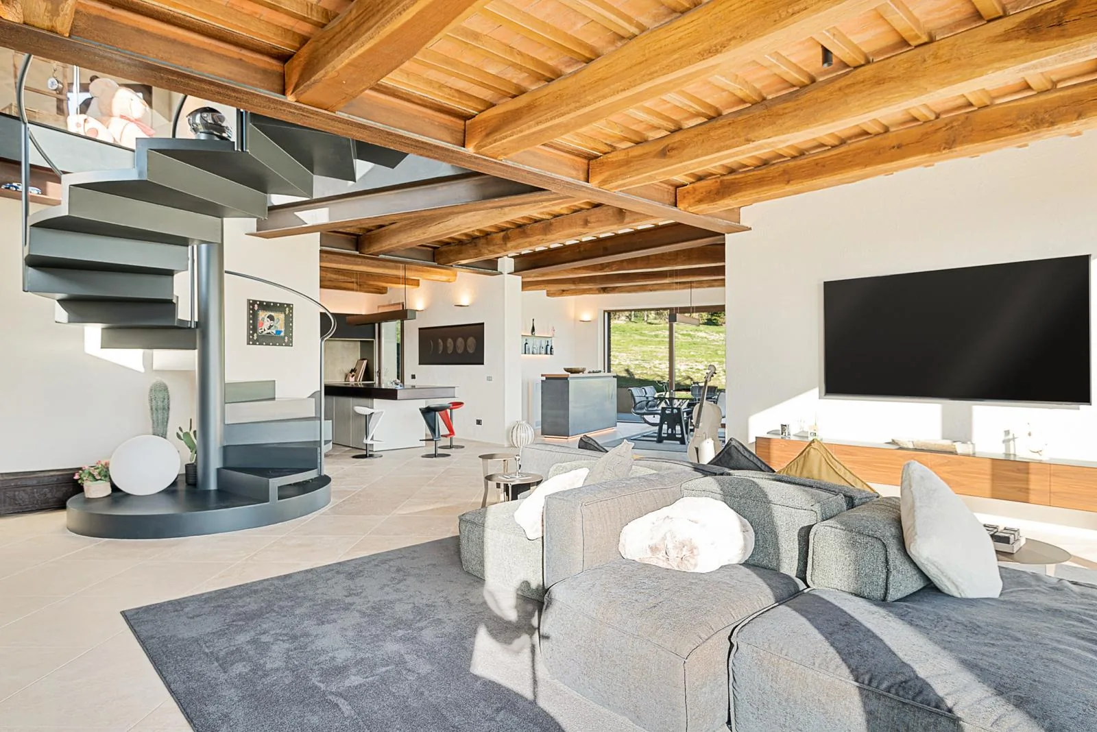 Offener Wohnbereich mit Wendeltreppe