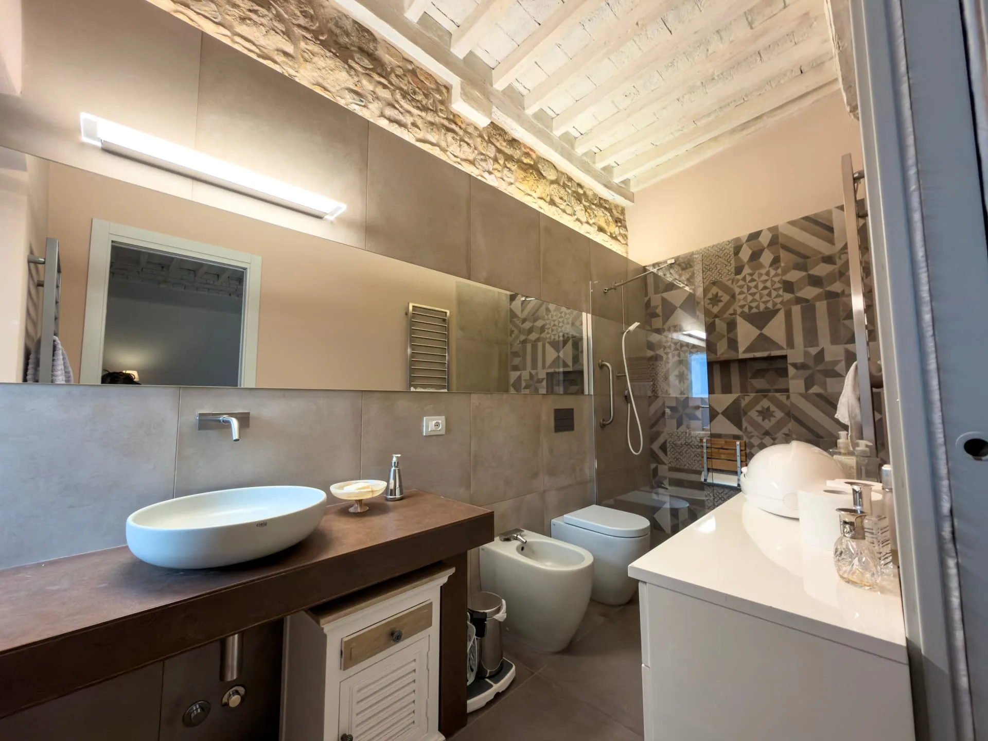 Badezimmer mit Designfliesen