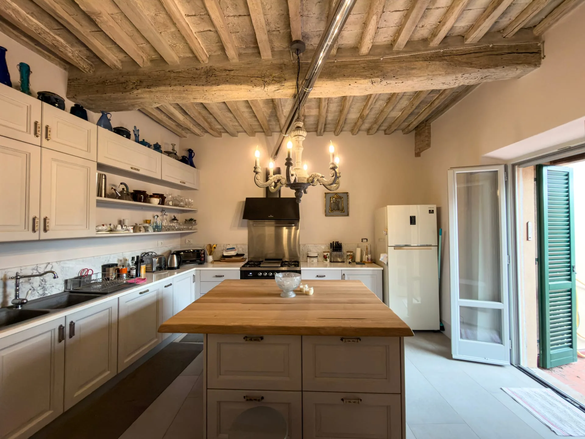 Küche mit Kochinsel und Zugang zur Terrasse