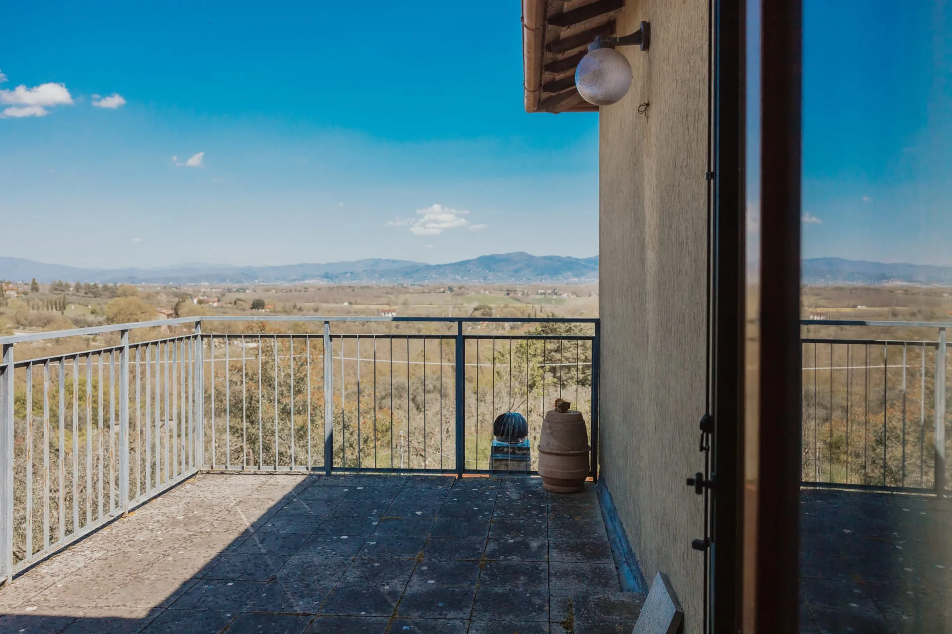 Balkon mit Panoramablick auf die toskanischen Hügel
